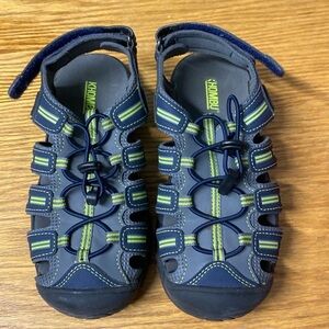 Khombu Dillion SandalS Water Shoes Size 2